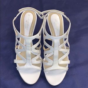 White Naturalizer Comfort Sandals 🤍